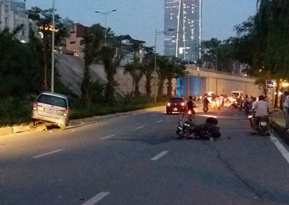 Hà Nội: Ô tô 7 chỗ tông hàng loạt xe máy, 3 người nhập viện - 1 Hà Nội: Ô tô 7 chỗ tông hàng loạt xe máy, 3 người nhập viện - 1