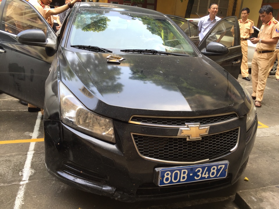 Bắt đối tượng gắn biển xanh 80B giả vào xe ô tô vận chuyển ma túy - 1 Xe ô tô đối tượng Quỳnh gắn biển xanh 80B giả để vận chuyển ma túy