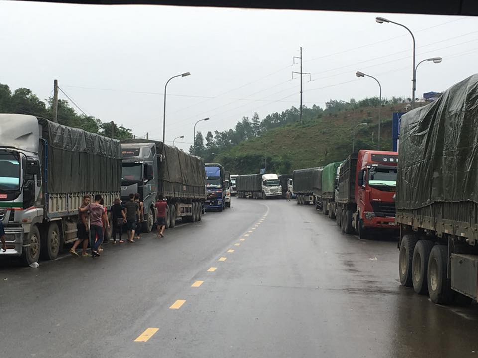 
Hàng dài ô tô nằm nhiều ngày chờ thông đường.
