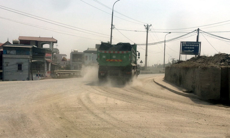 Người dân Thủ đô khốn đốn vì “bão bụi” - 2 Xe tải chở phế thải không che chắn cẩn thận, kéo theo bụi bẩn, bùn đất ra đường đê.