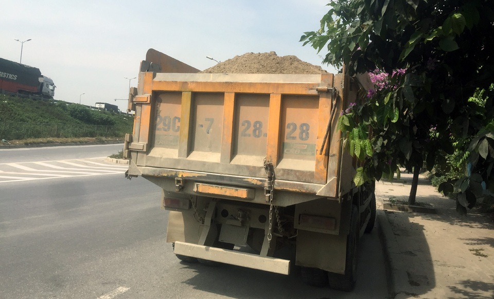 Người dân Thủ đô khốn đốn vì “bão bụi” - 6 Một xe tải không che chắn bị Đội CSGT số 14 kiểm tra, xử lý.