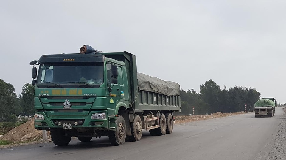 Xe tải hạng nặng phóng ầm ầm trên tuyến đường ven biển từ Nghệ An qua Thanh Hóa né trạm cân lưu động