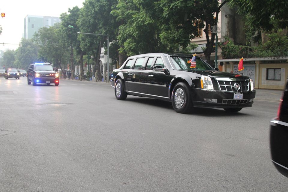 Tổng thống Trump tới Phủ Chủ tịch hội đàm với Chủ tịch nước - 7
Đoàn xe Cadilac One di chuyển tới Phủ Chủ tịch.