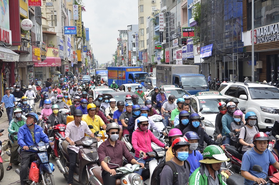 Xe rác sụp hố sâu, giao thông kẹt cứng - 3 Giao thông ùn ứ trên đường Hai Bà Trưng