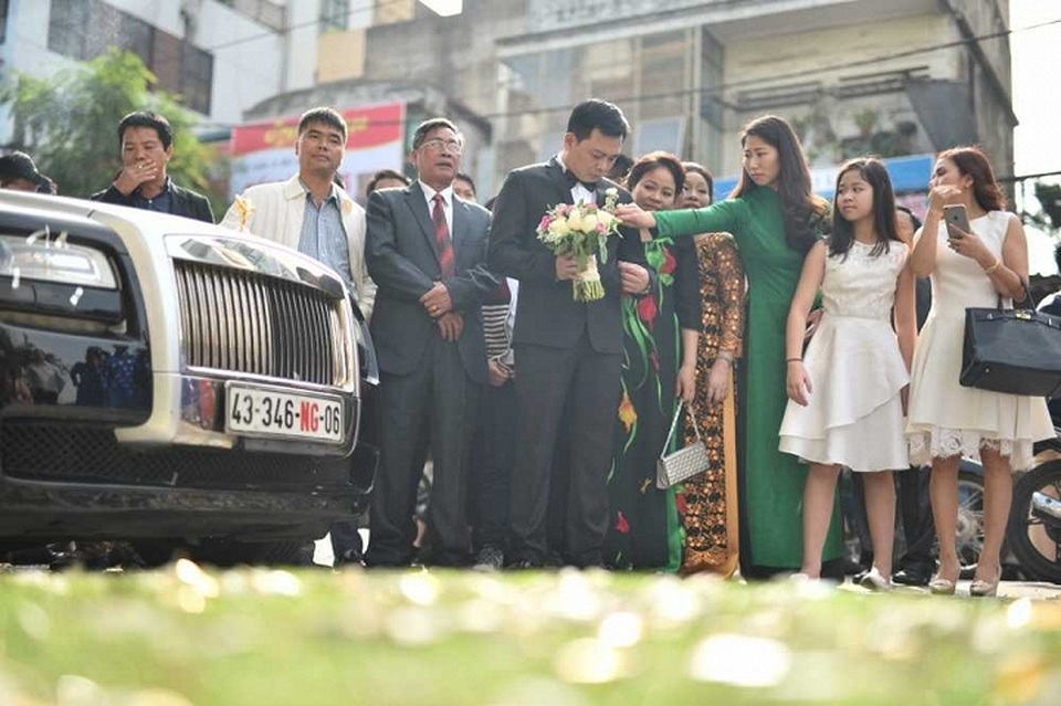 Những đám cưới xa hoa, ngốn tiền tỉ của sao Việt đầu năm 2017 - 8 Thu Ngân được chồng tặng quà là xe Rolls-Royce (bên trái) có giá trị lên tới hàng chục tỷ đồng.