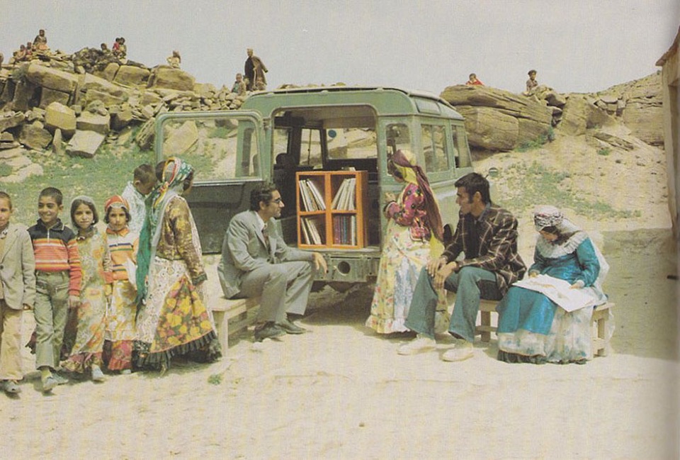 Hình ảnh về những chuyến xe chở sách của một thời dĩ vãng - 3 Xe sách lưu động ở Kurdistan, Iran năm 1970.