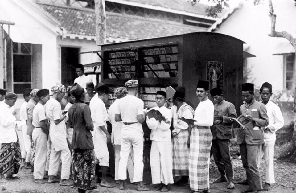 Hình ảnh về những chuyến xe chở sách của một thời dĩ vãng - 8 Xe sách ở Indonesia đầu thế kỷ 20.