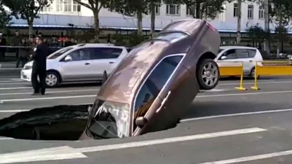 
Chiếc xe cắm đầu xuống hố (Ảnh: news.163.com)
