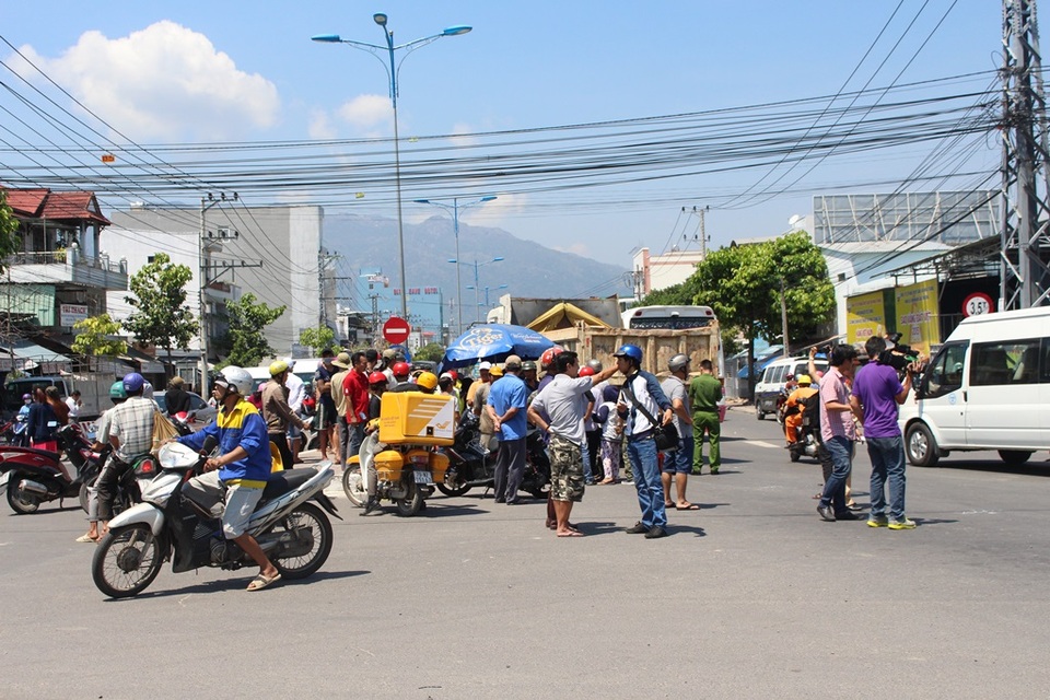 Hàng trăm người vây xe tải kéo lê người lái xe thồ - 1 Hiện trường vụ tai nạn khiến người đàn ông chạy xe thồ tử vong tại chỗ, trưa 11/4