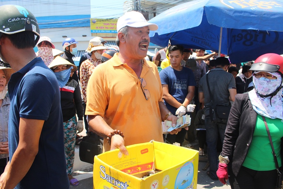 Hàng trăm người vây xe tải kéo lê người lái xe thồ - 2 Trước cảnh tượng thương tâm, người dân quyên góp tiền hỗ trợ gia đình nạn nhân