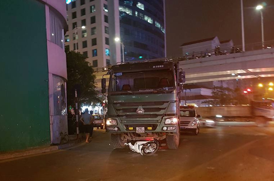 Hà Nội: Xe tải "nuốt" xe máy, cô gái trẻ tử vong - 1 Hiện trường vụ tai nạn.