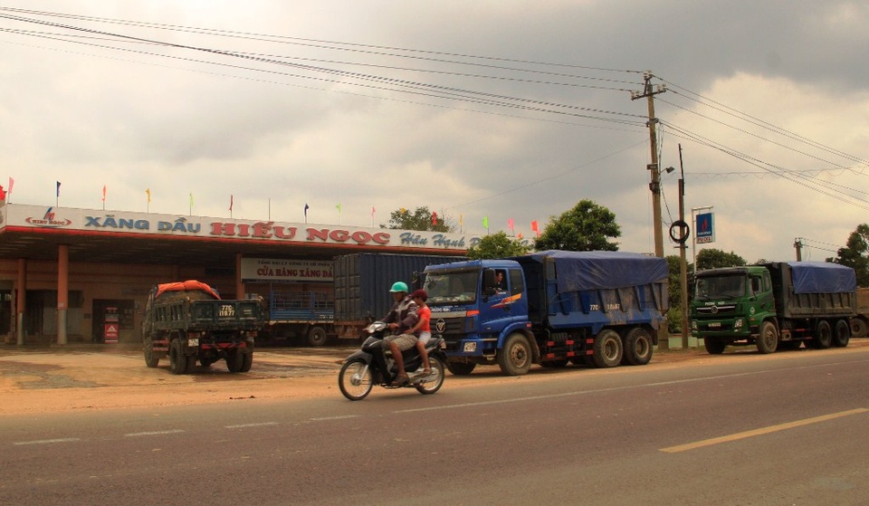 Bình Định: Dân tố doanh nghiệp khai thác vô tội vạ, ảnh hưởng đến đời sống - 10 Thấy PV bám theo ghi hình, các xe tải chở cát tấp vào lề đường ngay cây xăng dầu Hiếu Ngọc ngay trên QL 19