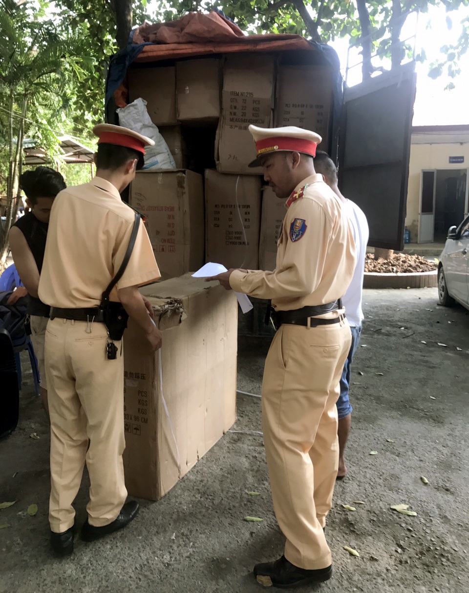 Bắt xe tải “nhồi” đầy đồ chơi trẻ em không rõ nguồn gốc - 1 Chiếc xe tải nhồi 29 thùng các-tông chứa đồ chơi trẻ em.