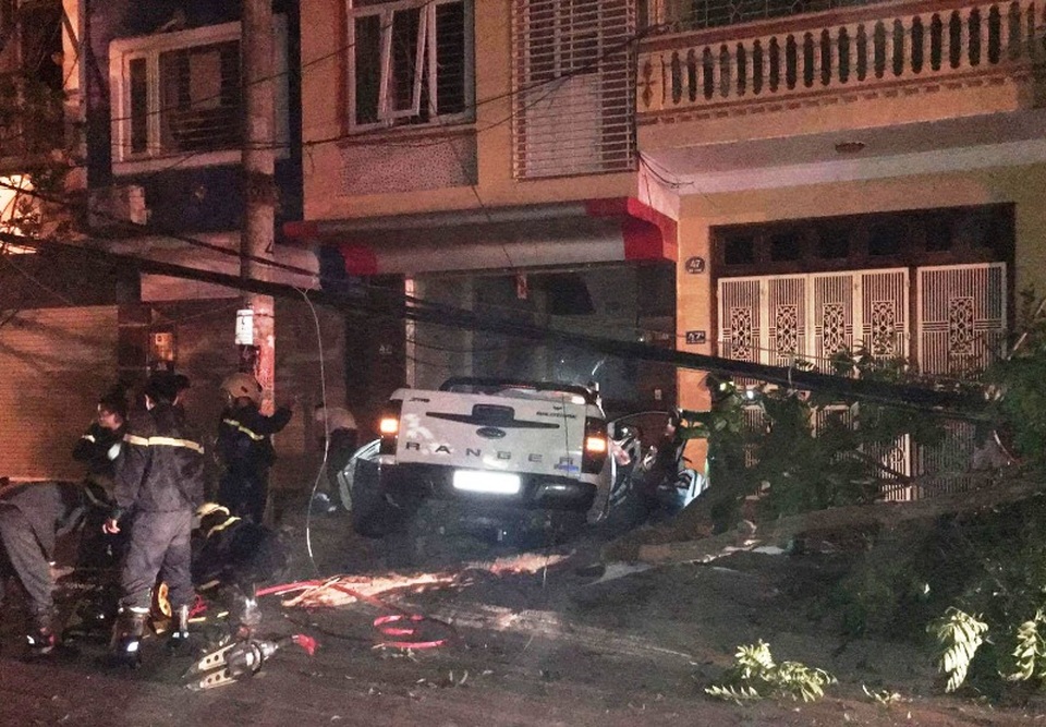 Dùng kìm cộng lực giải cứu 2 người mắc kẹt trong ô tô - 1 Chiếc xe bán tải tông vào vỉa hè, húc đổ cây