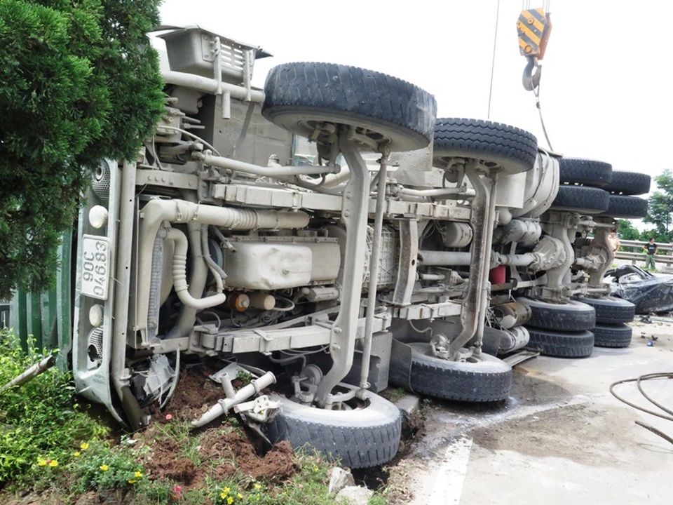 Kinh hoàng xe tải đè bẹp xe con, một người tử vong - 2 Chiếc xe howo bất ngờ đổ đè bép dúm xe con