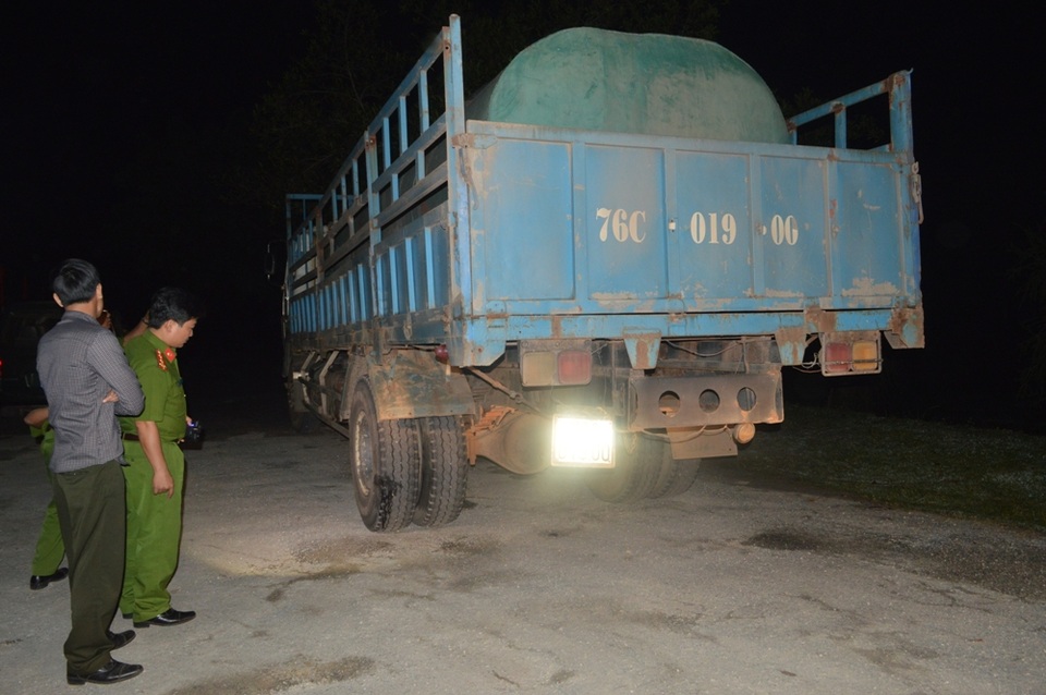 Dân bức xúc truy bắt xe tải gây tai nạn chết người - 2 Tài xế xe tải chạy trốn sau khi gây tai nạn chết người