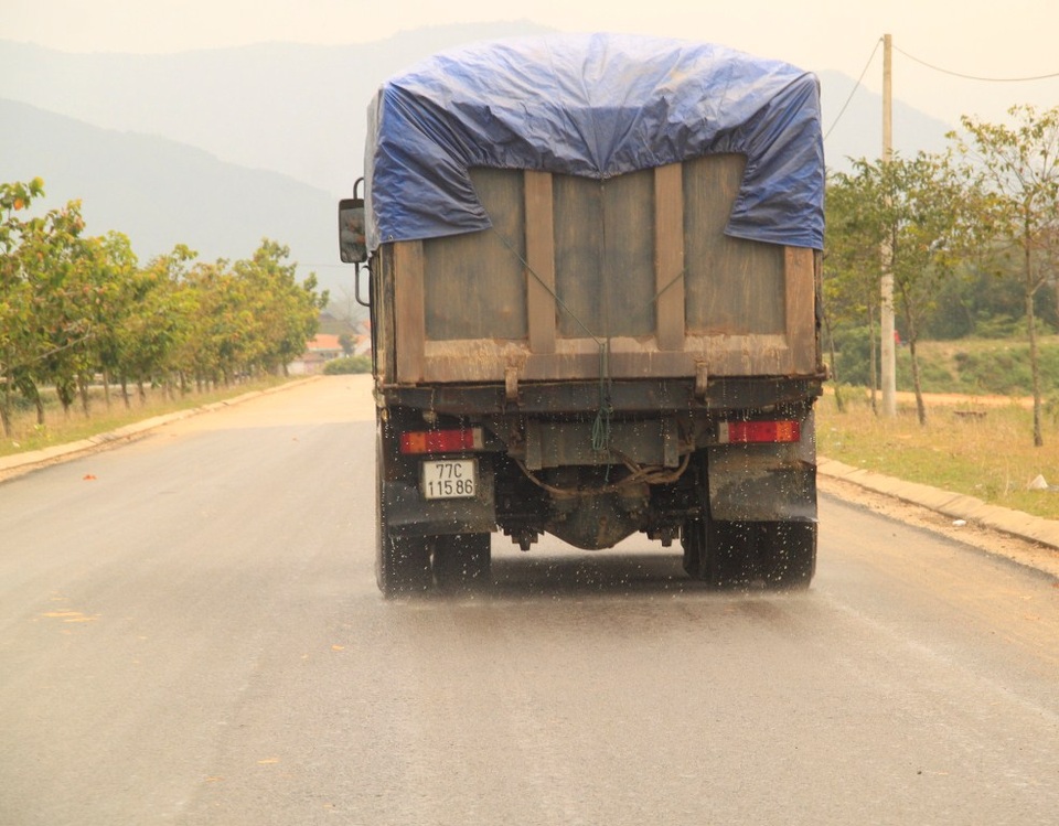 Bình Định: Dân tố doanh nghiệp khai thác vô tội vạ, ảnh hưởng đến đời sống - 4 Xe tải chở cát có ngọn, nước chảy xuống đường ảnh hưởng đến đời sống người dân