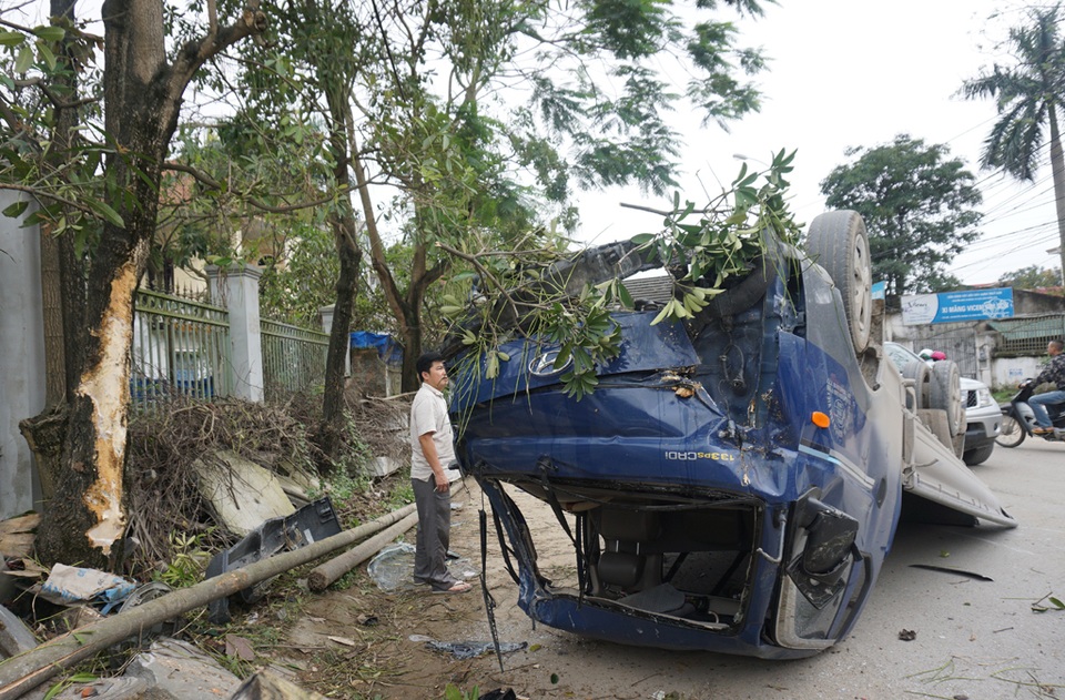 
Sau khi leo cây, chiếc xe tải bật ra, lật ngửa giữa đường
