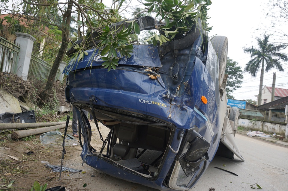 Toàn bộ phần kính vỡ nát, đầu ô tô tải hư hỏng nặng sau vụ tai nạn hi hữu.