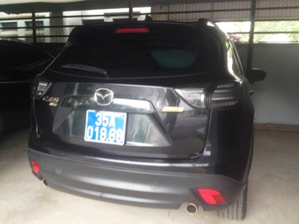 Huyện trả lại xe sang “hộ đê” cho doanh nghiệp - 1 Một trong 2 chiếc xe doanh nghiệp tặng cho huyện Nho Quan sử dụng hơn 1 năm qua.