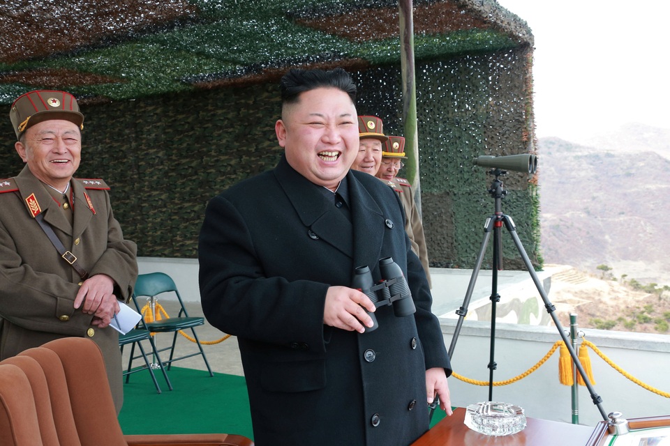 Ông Kim Jong-un ca ngợi sức mạnh của xe tăng Triều Tiên - 4 Những hình ảnh do KCNA công bố cho thấy nhà lãnh đạo Kim Jong-un theo dõi phần thể hiện của các đơn vị xe tăng cùng các tướng lĩnh quân đội từ một phòng quan sát ở trên cao. (Ảnh: KCNA)
