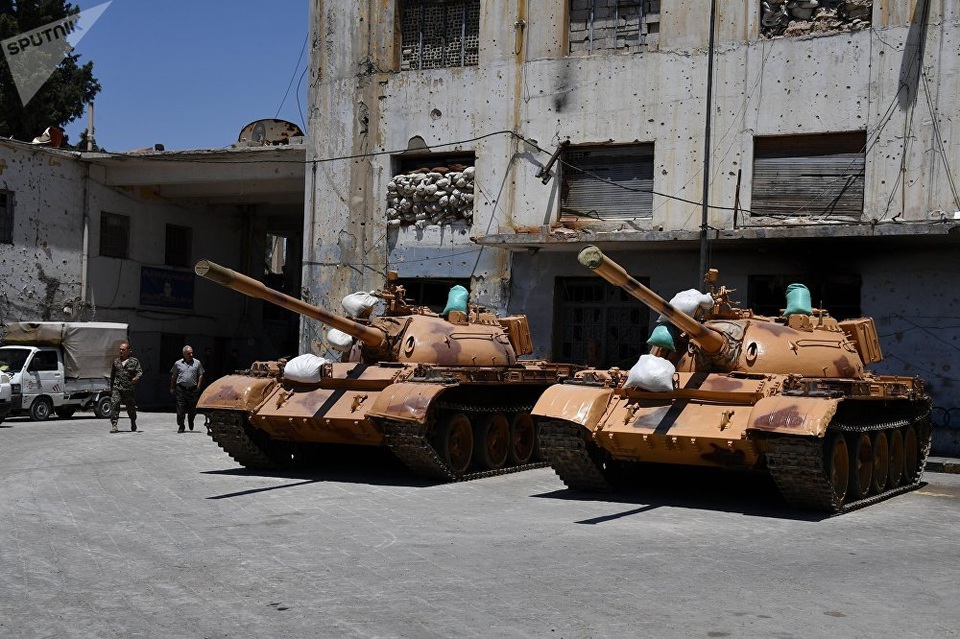 Cận cảnh nơi “hồi sinh” xe tăng cho các trận chiến ở Syria - 2 Nhiều xe tăng, xe bọc thép bị hư hại đã được đưa vào các nhà máy để phục hồi, sau đó được cấp lại cho các đơn vị chiến đấu của chính phủ Syria. Trong ảnh: Các xe bọc thép tại nhà máy sửa chữa ở Damascus.