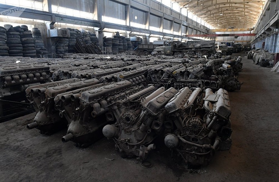 Cận cảnh nơi “hồi sinh” xe tăng cho các trận chiến ở Syria - 3 Động cơ của các xe bọc thép được lưu trữ tại kho của nhà máy sửa chữa và phục hồi ở Damascus.