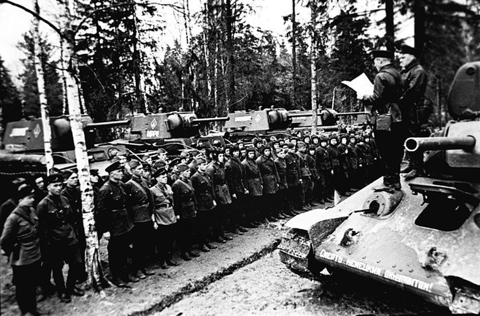 T-34 - xe tăng Liên Xô huyền thoại “nghiền nát” phát xít Đức - 3 T-34 được xem là mẫu xe tăng hiệu quả nhất và có thiết kế gây ảnh hưởng lớn nhất trong Chiến tranh thế giới thứ hai với khả năng di chuyển nhanh hơn, hỏa lực mạnh hơn so với các mẫu xe tăng trước đó, trong khi vẫn đảm bảo chi phí chế tạo rẻ. Thiết kế của T-34 cho phép Hồng quân Liên Xô có thể cải tiến thường xuyên mẫu xe tăng này để đáp ứng nhu cầu tác chiến.