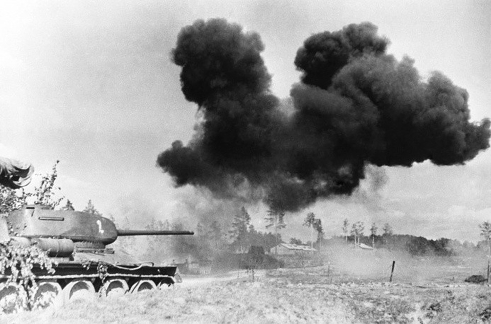 T-34 - xe tăng Liên Xô huyền thoại “nghiền nát” phát xít Đức - 7 T-34 được trang bị lớp giáp nghiêng dày, động cơ khá mạnh và bánh xích lớn, cho phép xe tăng này di chuyển nhanh và linh hoạt.