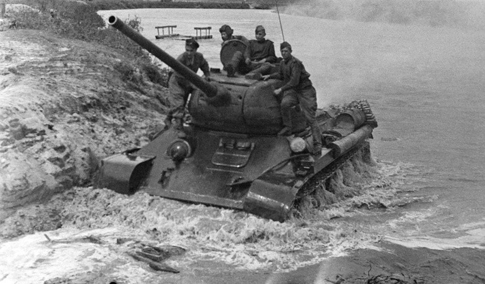 T-34 - xe tăng Liên Xô huyền thoại “nghiền nát” phát xít Đức - 8 Năm 1944, Liên Xô bắt đầu sản xuất T-34-85 - phiên bản mới của xe tăng T-34. T-34-85 được trang bị pháo cỡ nòng 85 mm để đối phó với các xe tăng mới của quân đội Đức. Trong ảnh: Tăng T-34-85 vượt qua một con sông năm 1944.