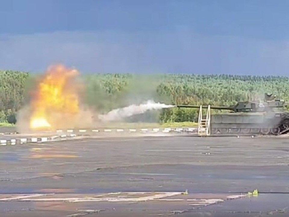 Vũ khí nào giúp Armata T-14 dễ dàng "bắt nạt" xe tăng Mỹ? - 12
Một trong những tình huống có thể giúp yếu tố tầm bắn của tên lửa Sprinter tối ưu hóa được lợi thế đó chính là việc sử dụng nó như một vũ khí phòng không. (Ảnh xe tăng Armata T-14 thử khả năng khai hỏa của pháo chính)