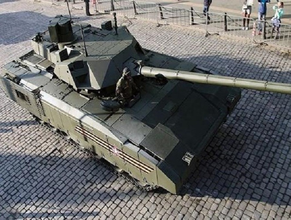 Vũ khí nào giúp Armata T-14 dễ dàng "bắt nạt" xe tăng Mỹ? - 3
Trong nhiều năm qua, Nga đã trang bị cho các xe tăng của mình tên lửa dẫn đường bằng laser có thể khai hỏa trực tiếp từ pháo chính. Thế hệ tên lửa đầu tiên là 9M112 Kobra HEAT, được trang bị trên các xe tăng T-80. Kobra có tầm bắn 4km và xuyên thủng được lớp giáp dày 70cm.