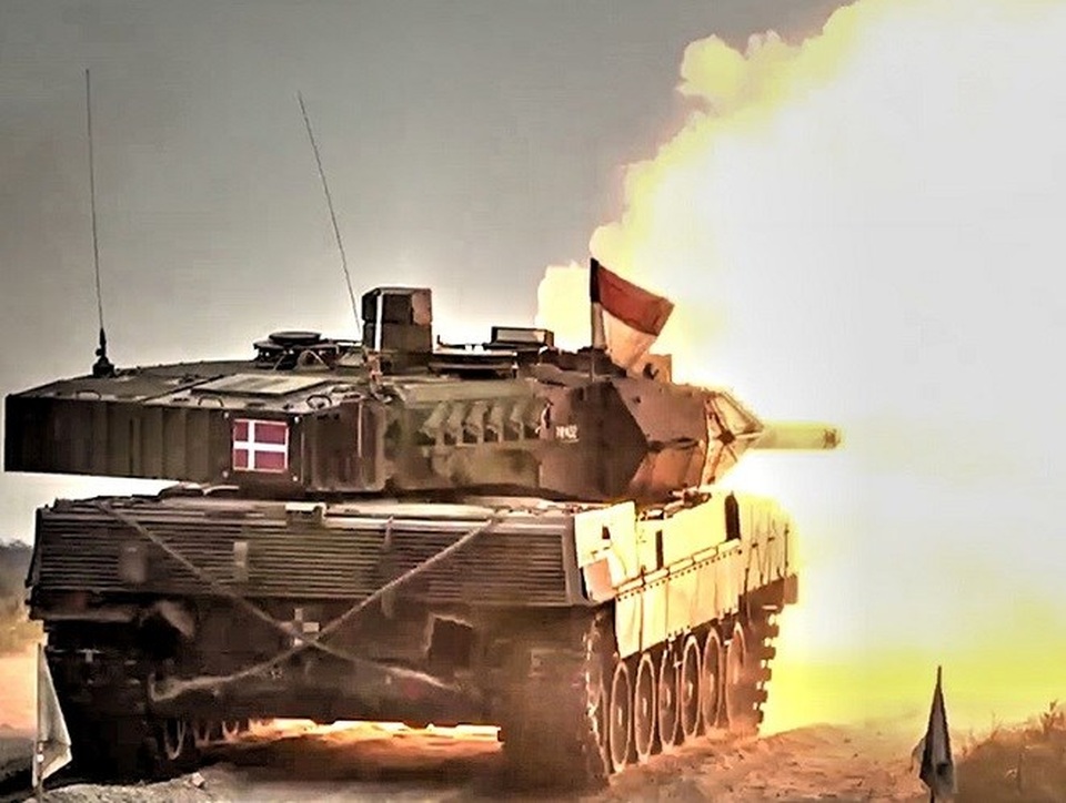 Vũ khí nào giúp Armata T-14 dễ dàng "bắt nạt" xe tăng Mỹ? - 6
Có thể so sánh, khẩu pháo M256 120mm của M1A2 Abrams hiện nay chỉ có tầm bắn từ 3 đến 4km, tức là theo lí thuyết, nếu đối đầu nhau, T-14 có thể dễ dàng tiêu diệt M1A2 từ xa, ngay cả khi không nằm trong tầm bắn của xe tăng Mỹ. (Ảnh xe tăng M1A2 Abrams của Mỹ)