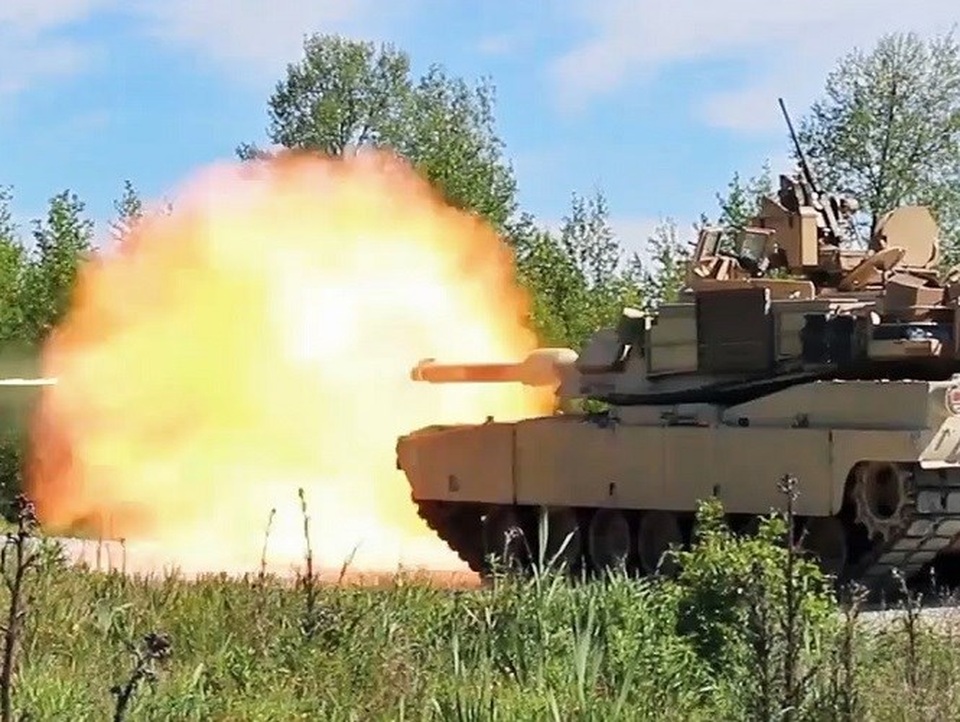 Vũ khí nào giúp Armata T-14 dễ dàng "bắt nạt" xe tăng Mỹ? - 8
Các chướng ngại vật như cây cối, nhà cửa hay đất đá có thể khiến tầm nhìn bị che khuất. Những bãi thử nghiệm lớn như tại Kansas của Mỹ, 2 chiếc xe tăng cũng chỉ có thể nhìn rõ thấy nhau ở khoảng cách 4 đến 5km.