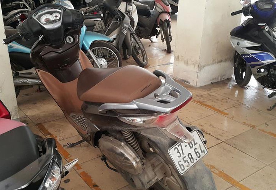 Điều khiển xe không gương chiếu hậu còn bóp cổ công an khi bị lập biên bản - 1 Chiếc xe do Nguyễn Thị Minh Quyên điều khiển đang được Công an TP Vinh tạm giữ để phục vụ công tác điều tra.