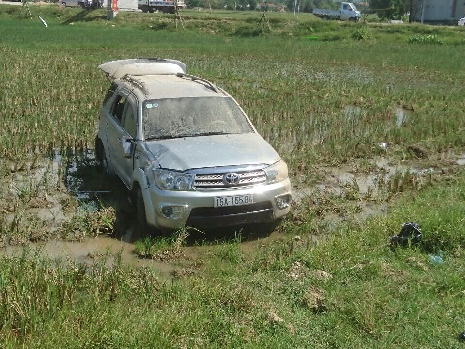 Xe Fortuner chạy quá tốc độ, hất tung xe CSGT - 3 Chiếc xe vi phạm sau đó cũng lao xuống ruộng