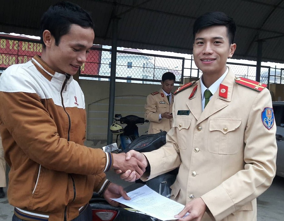 CSGT Công an TP Vinh trao trả xe máy cho người bị kẻ gian lấy cắp - 1 Lực lượng CSGT Công an TP Vinh trao trả lại chiếc xe cho anh Nguyễn Quang Nhật.