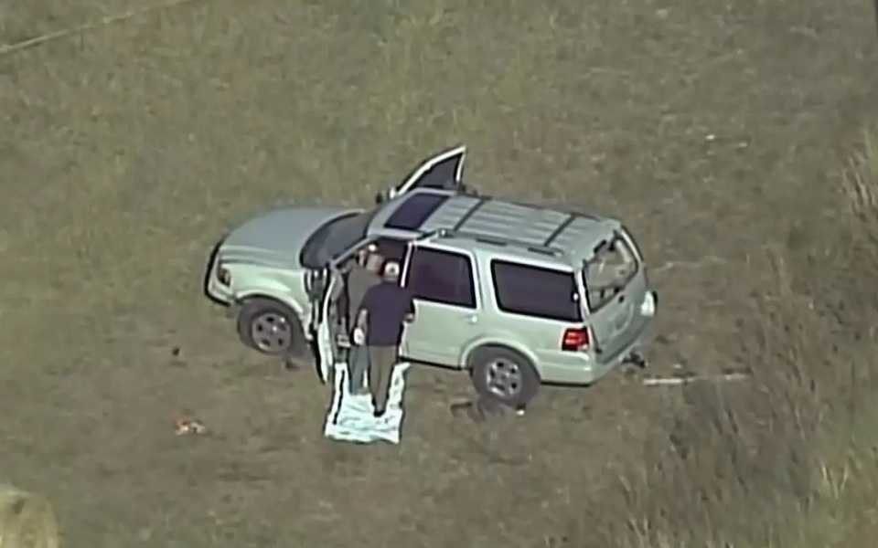 Xả súng ở nhà thờ Mỹ, ít nhất 25 người chết - 4
Cảnh sát tìm thấy một số vũ khí bên trong chiếc xe của nghi phạm (Ảnh: Telegraph)