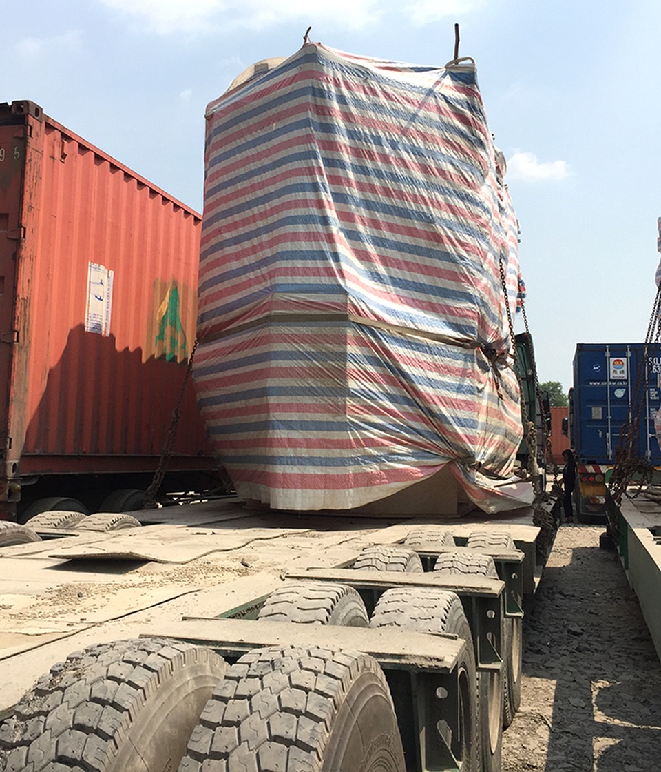 Xe quá tải hàng chục tấn chạy trót lọt từ... Bắc vào Nam - 2 Dù bị lực lượng chức năng yêu cầu không được di chuyển nhưng tài xế vẫn cố tình bỏ trốn, điều khiển xe chở quá tải từ Đồng Nai về 1 bãi giữ xe ở Bình Dương.