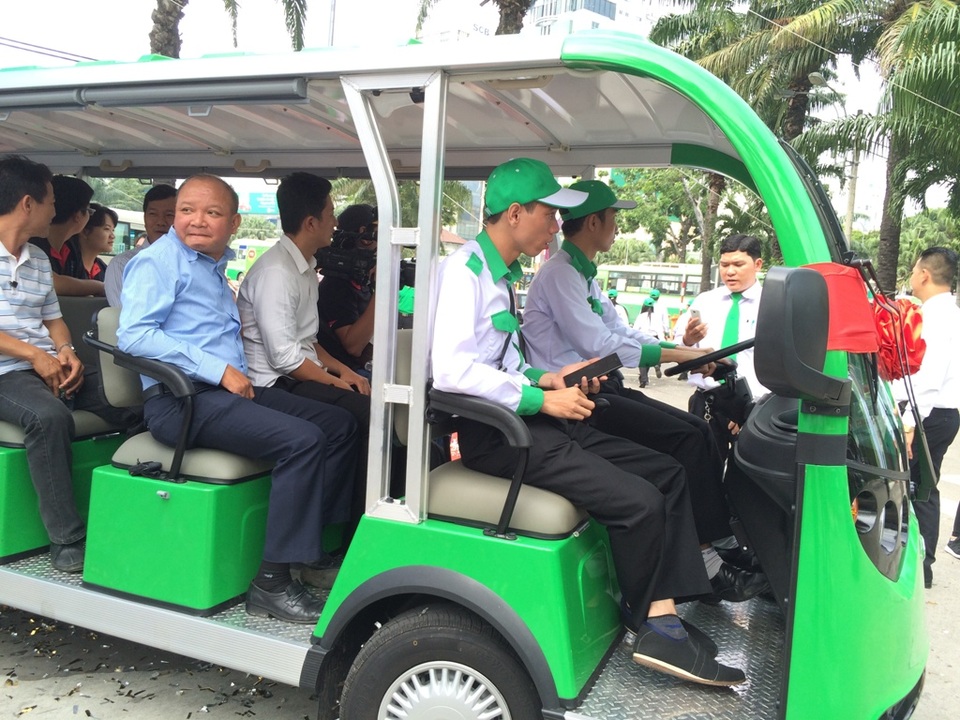 Những hành khách đầu tiên trải nghiệm tuyến xe buýt điện Thảo cầm viên - công viên 23/9 (quận 1)