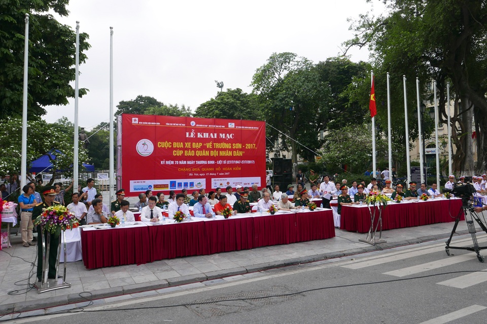 
Lễ khai mạc Cuộc đua xe đạp “Về Trường Sơn-2017, Cúp Báo Quân đội nhân dân” diễn ra sáng 15/7 tại khu vực Tượng đài Lý Thái Tổ.
