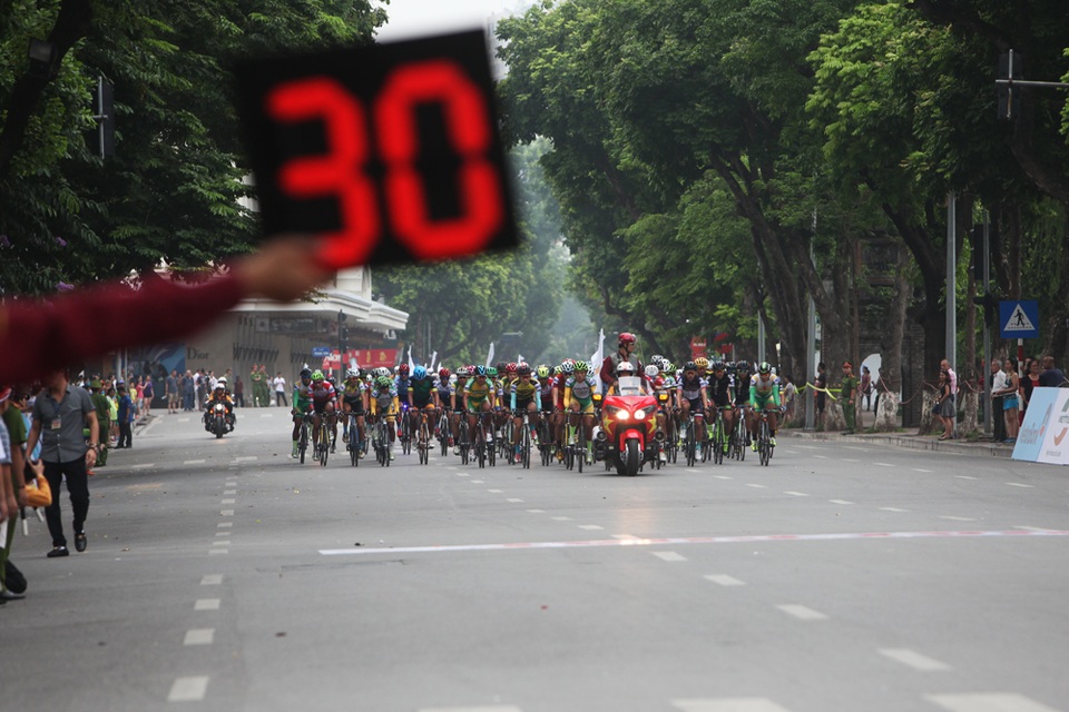 
Chặng đua đầu tiên quanh hồ Hoàn Kiếm chính thức bắt đầu.
