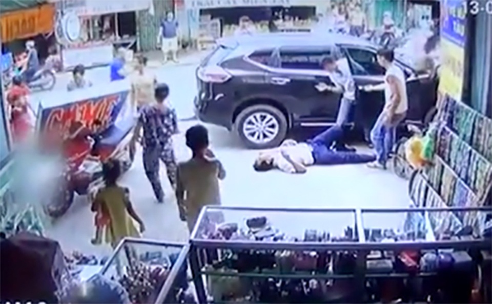 Kinh hoàng ô tô “điên” húc văng nhóm người đi bộ - 2 Cảnh tượng kinh hoàng khi chiếc xe điên gây tai nạn khiến 1 người chết, 3 người bị thương.