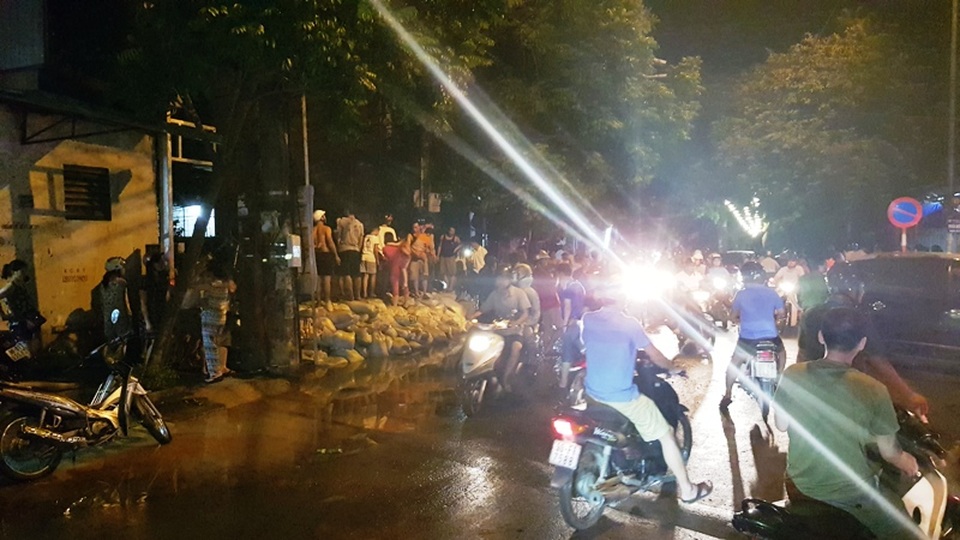 Dân kéo nhau đi canh mức nước, đổ xô mua lương thực tích trữ - 8 Dân kéo nhau đi canh mức nước, đổ xô mua lương thực tích trữ - 8