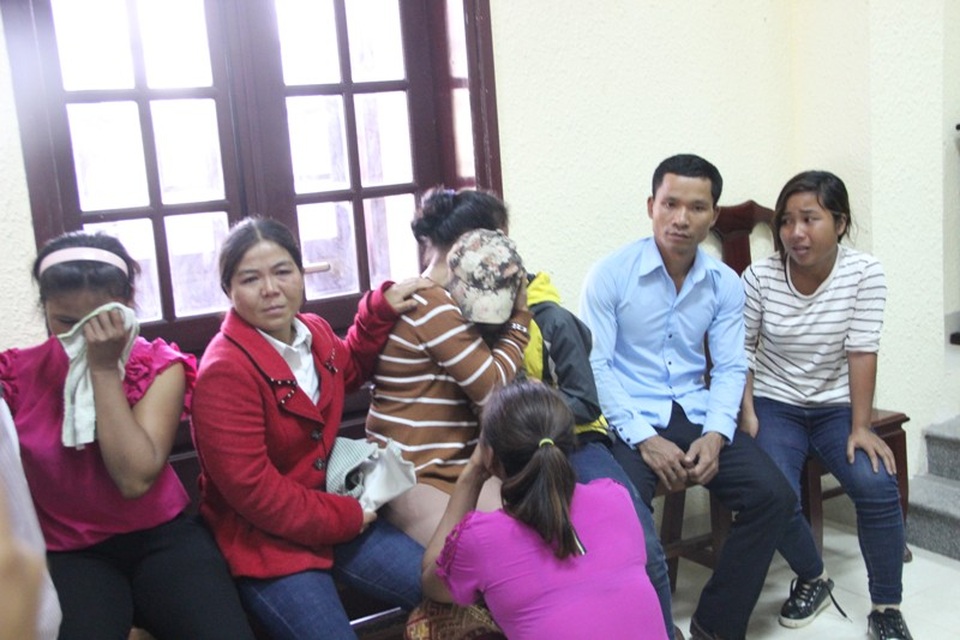 Bị cáo Lan ôm chầm lấy con mình khóc nức