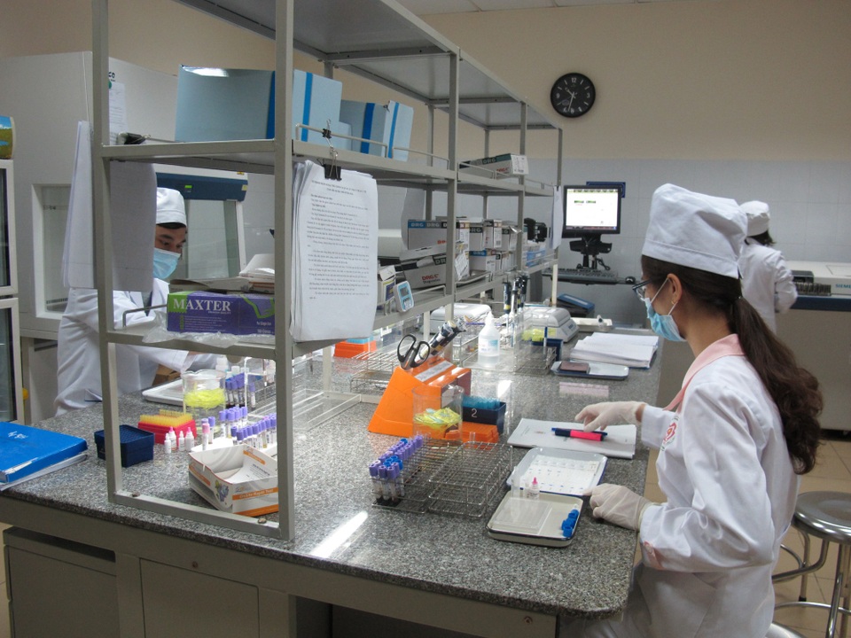 Rút ngắn thời gian, tăng độ chính xác của các xét nghiệm - 2 Nhờ chuẩn hóa hệ thống xét nghiệm, độ chính xác của các xét nghiệm cũng được tăng lên, đảm bảo việc chẩn đoán, điều trị và rút ngắn thời gian chờ đợi. Ảnh: H.Hải.