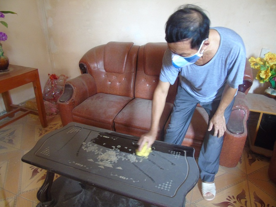 Đình chỉ hoạt động tạm thời nhà máy xi măng gây ô nhiễm môi trường - 1
Bụi từ nhà máy xi măng ảnh hưởng nặng nề đến cuộc sống của người dân thôn Áng Sơn