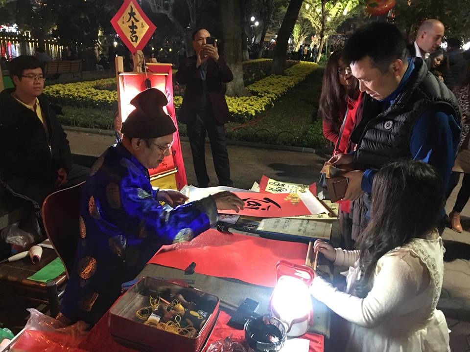 Người dân cả nước hân hoan trong phút giao thừa - 46
Nhiều du khách cũng giữ tục xin chữ đầu năm
