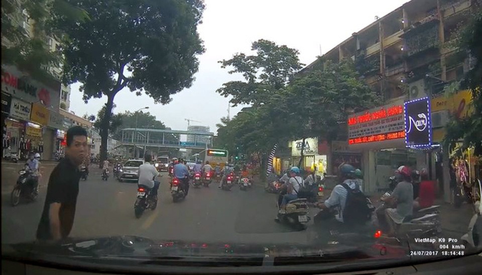 Hình ảnh đối tượng xin đểu trên phố Phạm Ngọc Thạch bị camera hành trình ghi lại.