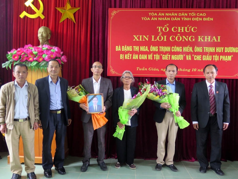 Công khai xin lỗi cả 3 mẹ con bị kết án oan sau khi bố chết - 1
Gia đình bà Nga tại buổi xin lỗi. Ảnh: Văn Dũng – TTXVN